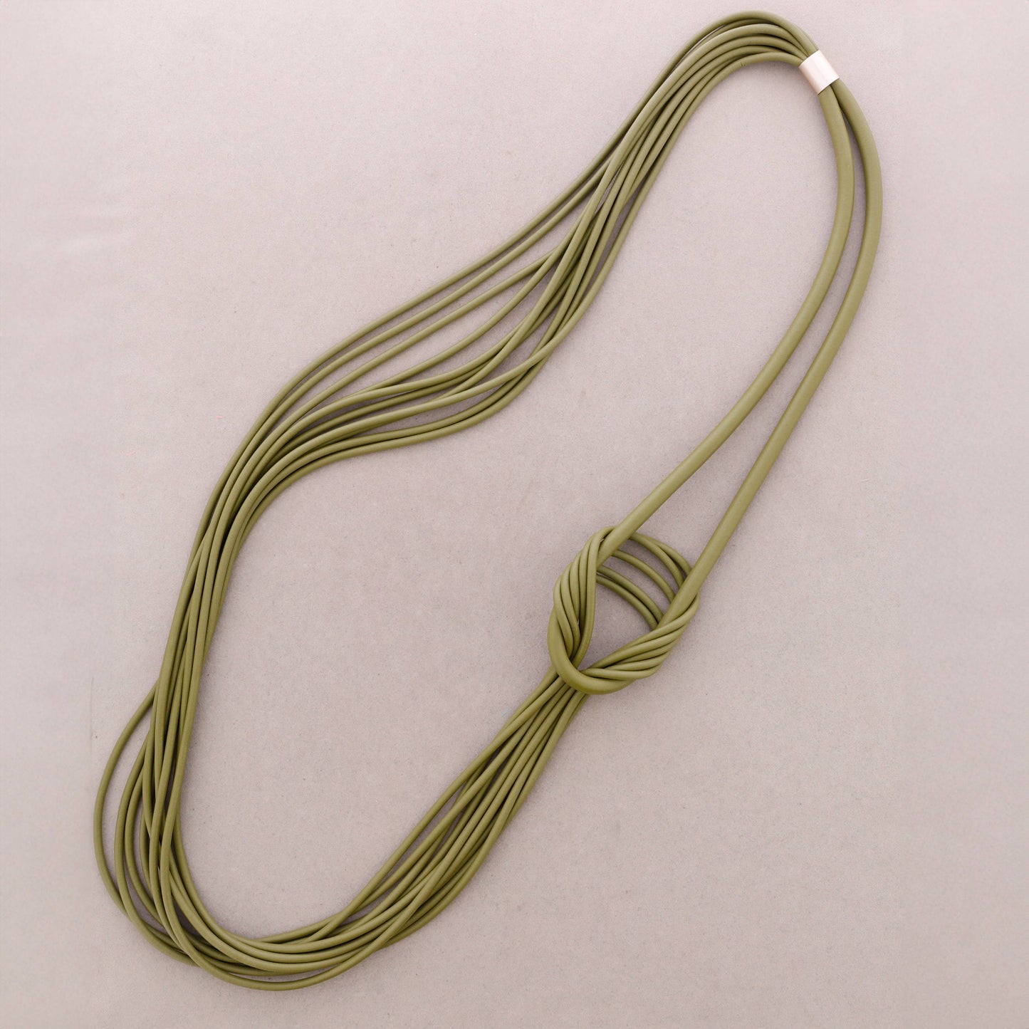 Collana lunga in gomma con nodo magnetico