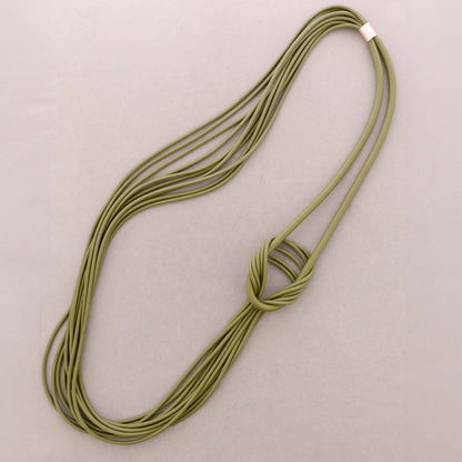 Collana lunga in gomma con nodo magnetico