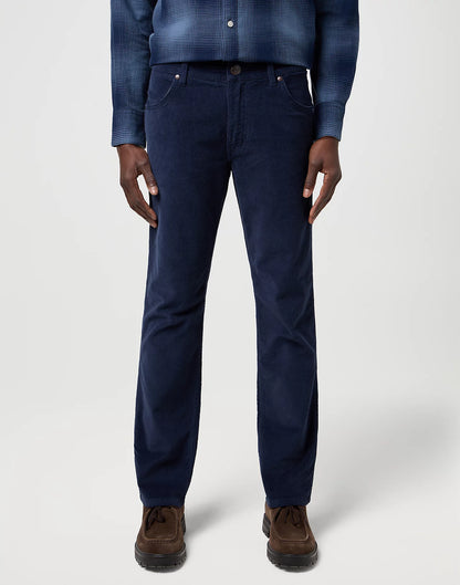 WRANGLER Pantaloni Uomo Regular fit velluto a coste stretch Mood Indigo “Greensboro”