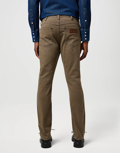 Wrangler pantaloni Slim Tapered twill stretch Tarmac “Larston”
