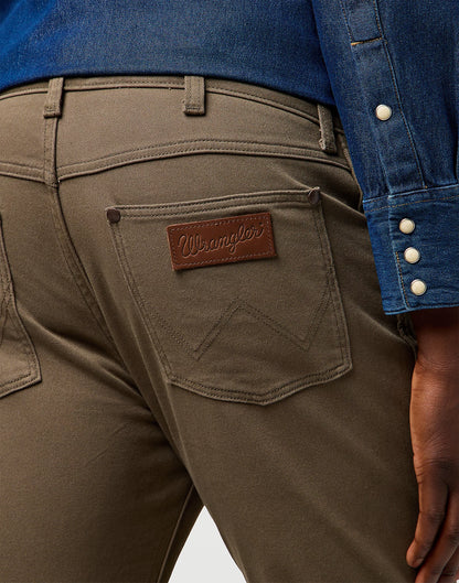 Wrangler pantaloni Slim Tapered twill stretch Tarmac “Larston”