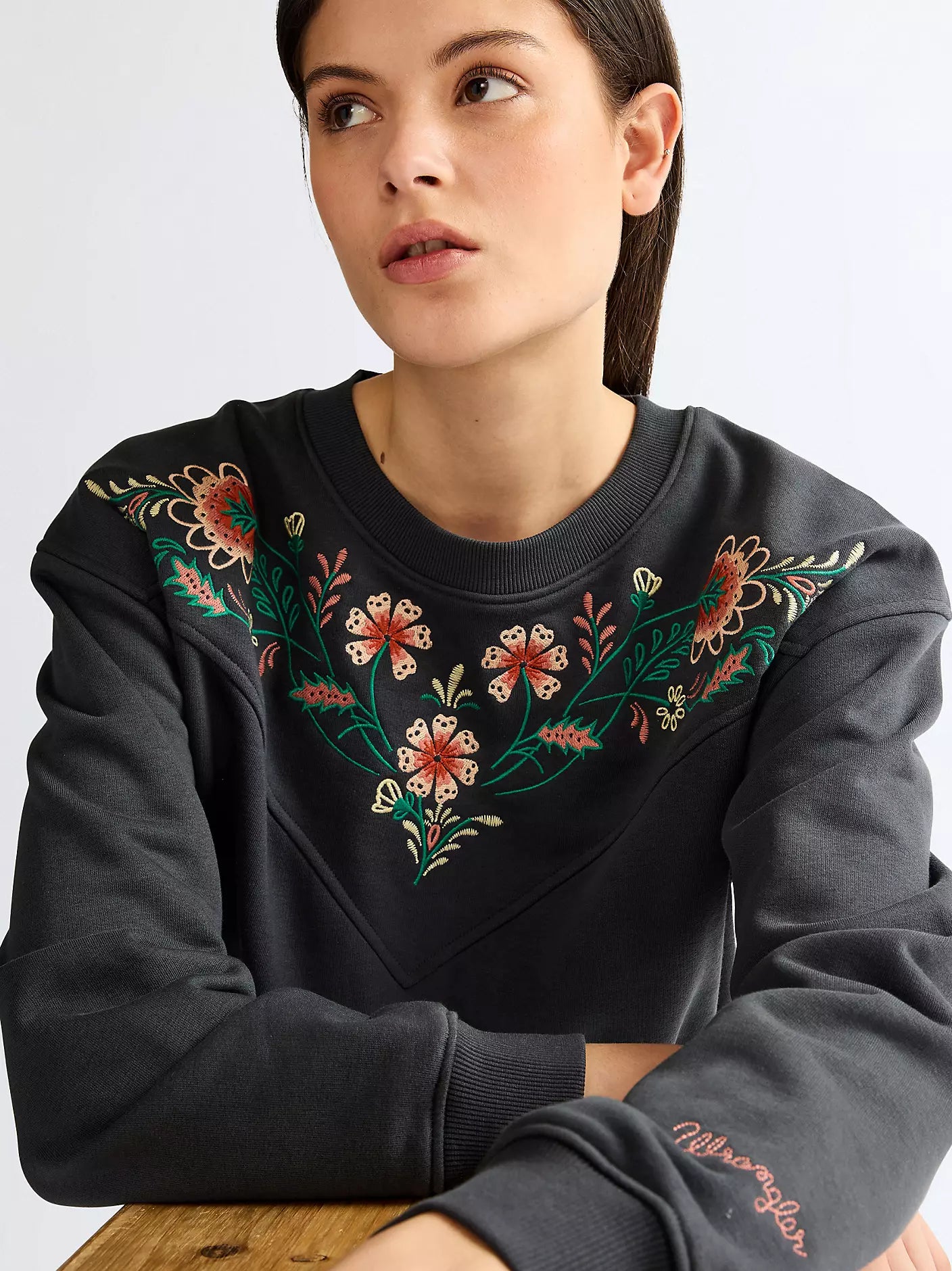 Wrangler · Felpa donna cropped floreale ricamata nero