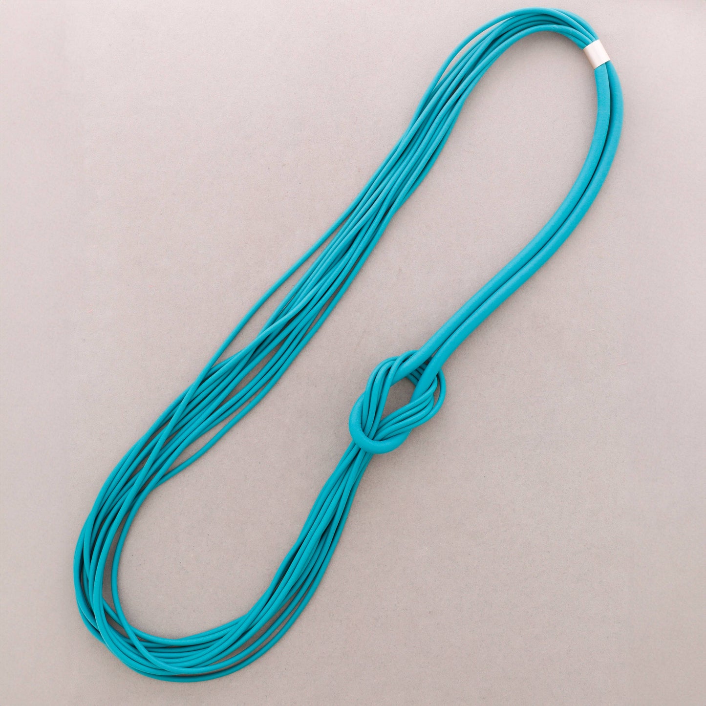 Collana lunga in gomma con nodo magnetico
