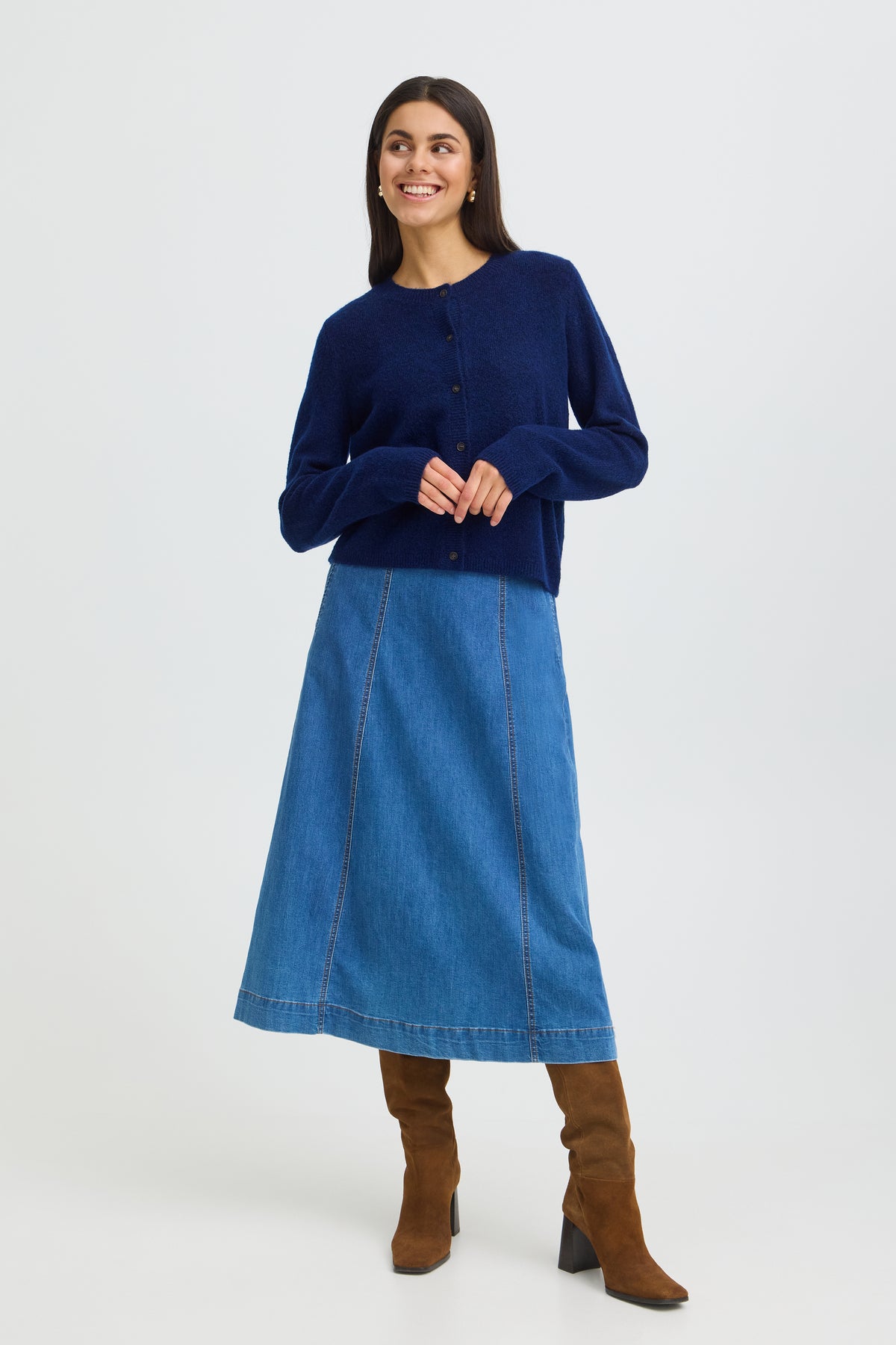 Fransa cardigan Ellis Blue Depths Melange indossato