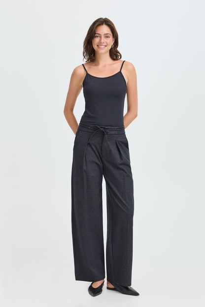 Fransa pantalone Juniperra Salute indossato
