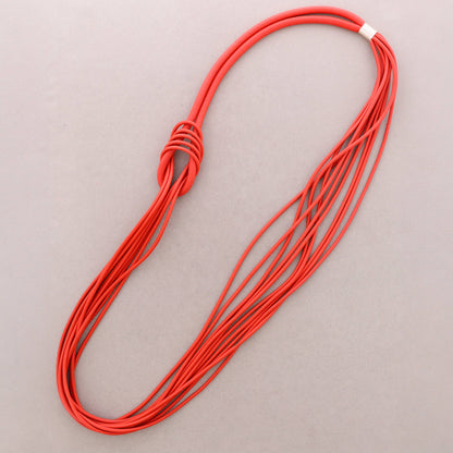 Collana lunga in gomma con nodo magnetico