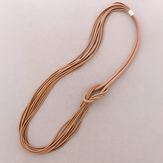 Collana lunga in gomma con nodo magnetico