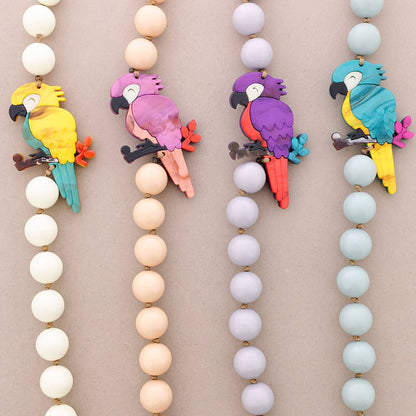 Collana con tre uccelli e perle in resina