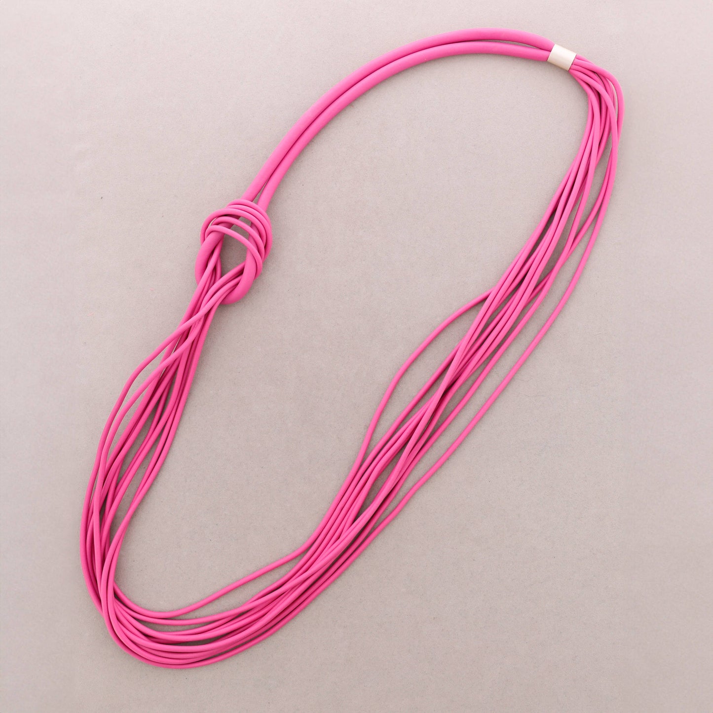 Collana lunga in gomma con nodo magnetico