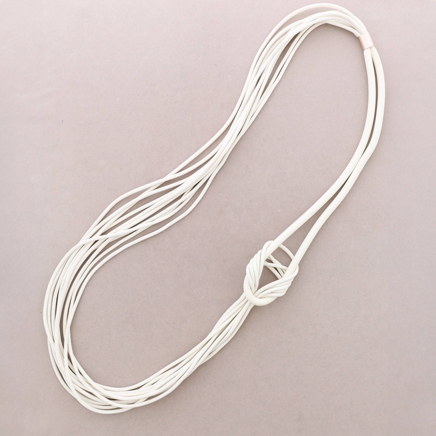Collana lunga in gomma con nodo magnetico