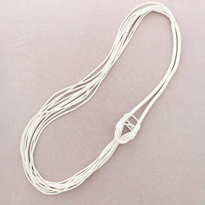 Collana lunga in gomma con nodo magnetico