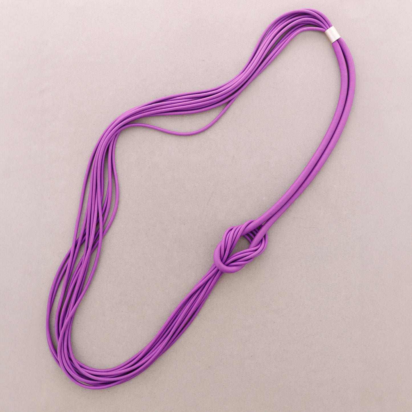 Collana lunga in gomma con nodo magnetico