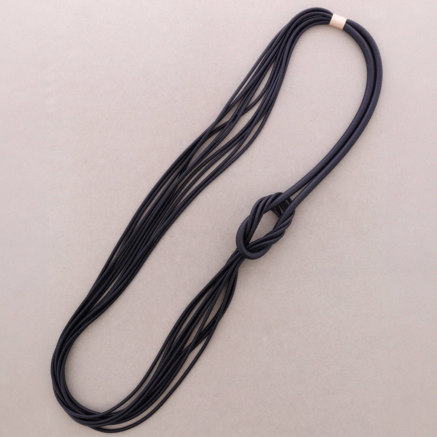Collana lunga in gomma con nodo magnetico