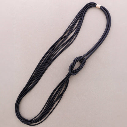 Collana lunga in gomma con nodo magnetico