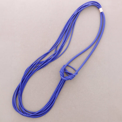 Collana lunga in gomma con nodo magnetico
