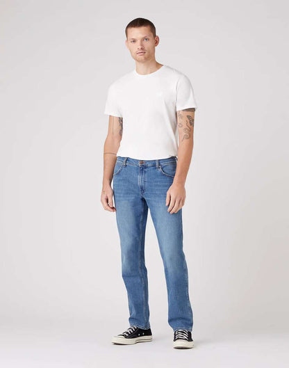 WRANGLER Jeans Uomo Regular Straight denim Dusky Cloud “Greensboro”