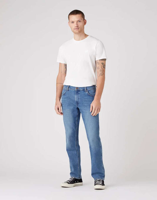 WRANGLER Jeans Uomo Regular Straight denim Dusky Cloud “Greensboro”