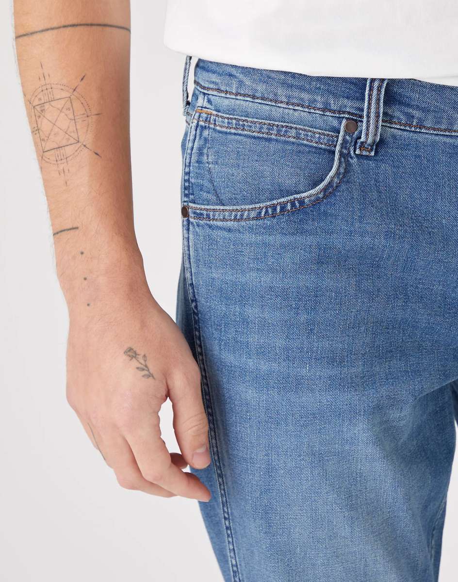 WRANGLER Jeans Uomo Regular Straight denim Dusky Cloud “Greensboro”